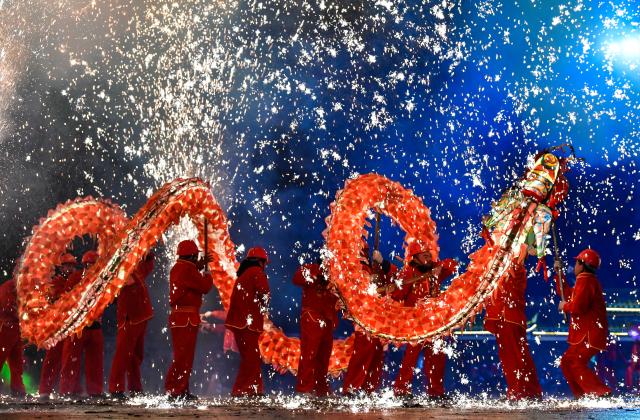 Cina: danza del drago per la Festa delle lanterne nel Guizhou (2)