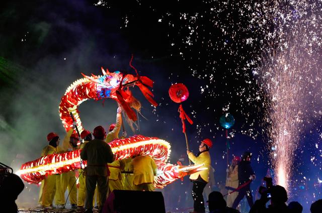 Cina: danza del drago per la Festa delle lanterne nel Guizhou (1)