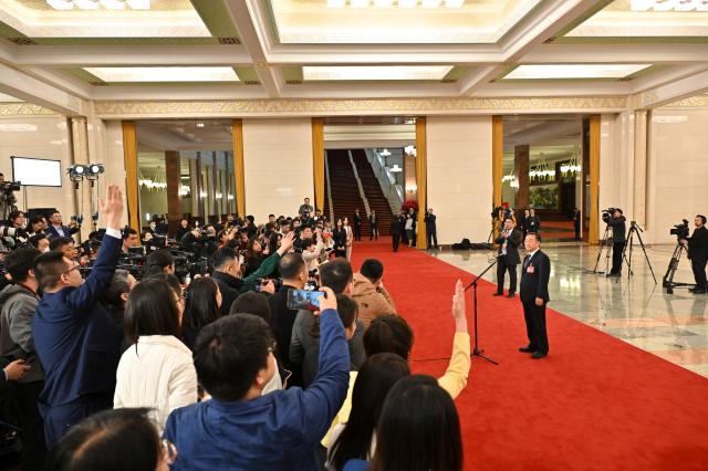 Cina: interviste a ministri dopo apertura seconda sessione 14ma NPC (1)