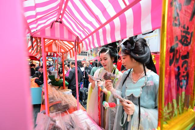 Cina-Italia: abiti tradizionali cinesi riemergono come trend di moda