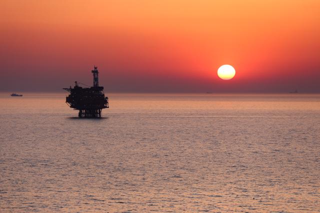 Cina: Hebei, operaio dallo Xizang lavora in giacimento petrolifero (2)