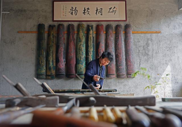 Cina: Jiangxi, fabbricatore di Guqin a Yihuang (1)