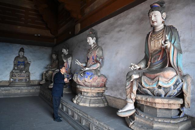 Cina: Shanxi, guardiano di reperti culturali nel tempio di Faxing (2)