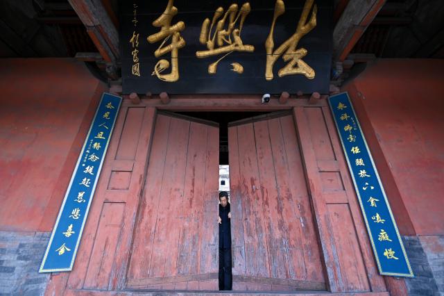 Cina: Shanxi, guardiano di reperti culturali nel tempio di Faxing (1)