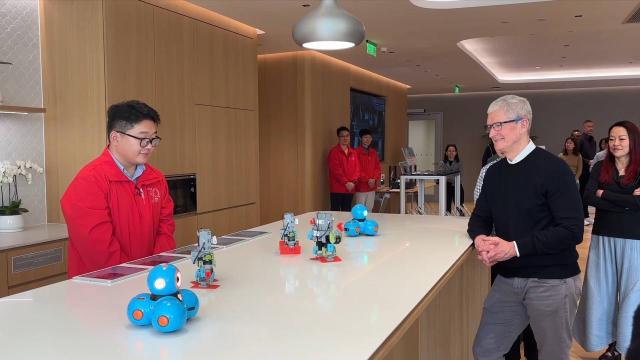 Cina: Tim Cook, Paese &egrave; catena di fornitura pi&ugrave; importante per Apple
CEO Apple ha ribadito impegno a lungo termine dell'azienda verso il mercato cinese