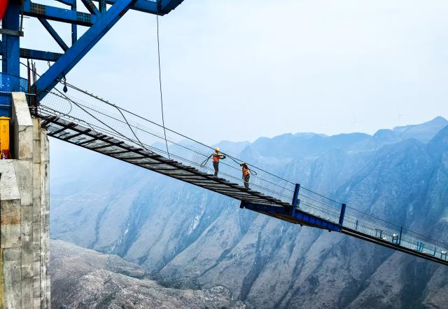Cina: Guizhou, cantiere del ponte del grand canyon Huajiang (1)