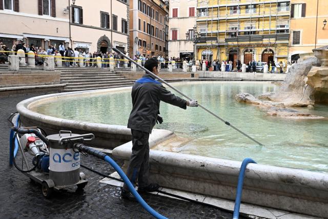 Italia: Roma, raccolta delle monete nella Fontana di Trevi (2)
