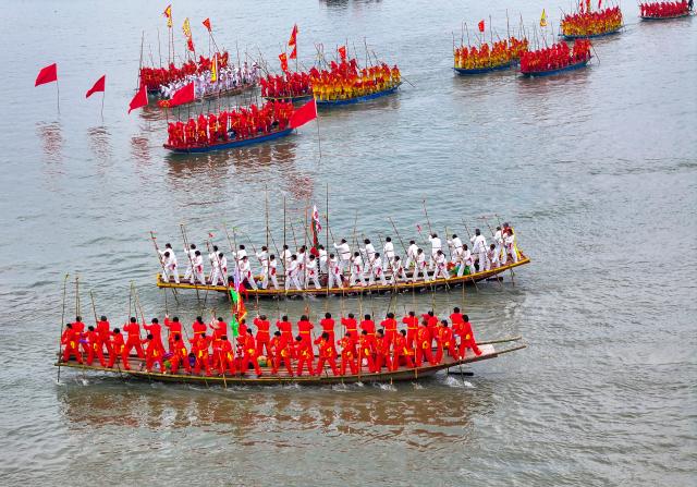 Cina: festival delle barche a Taizhou (3)