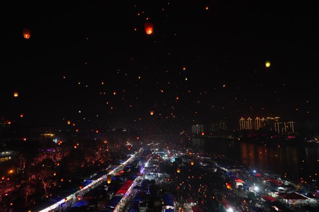 Cina: lancio delle lanterne Kongming nello Yunnan (3)