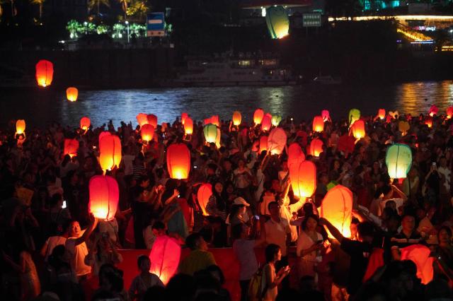 Cina: lancio delle lanterne Kongming nello Yunnan (1)