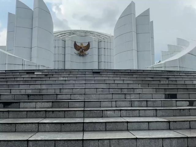 Spirito di Bandung: la lotta contro i coloni con lance di bamb&ugrave;