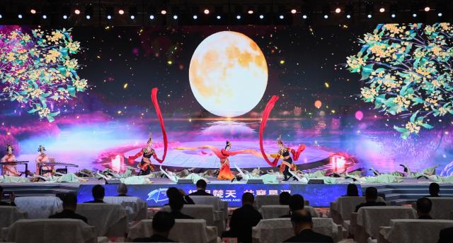 Cina: Hubei, festeggiamenti per Giornata spaziale a Wuhan (1)