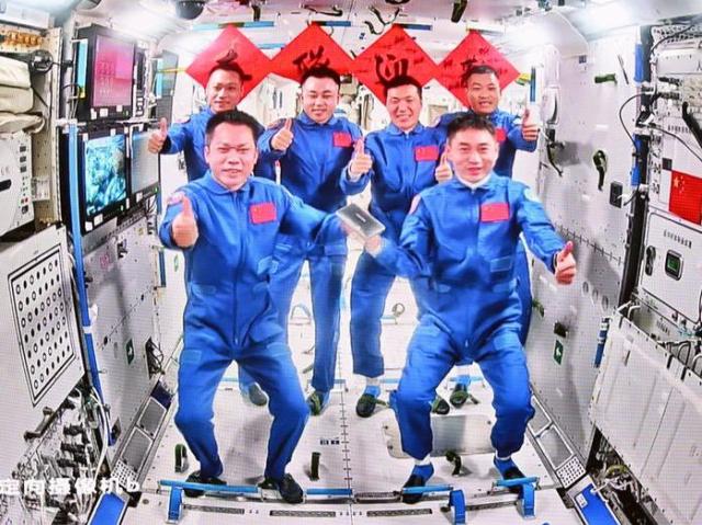 Cina: astronauti di Shenzhou-18 entrano nella stazione spaziale