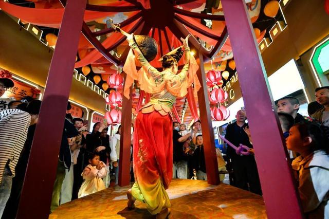 Cina: Gansu, economia notturna stimola turismo in vista di Festa lavoratori