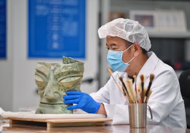Cina: Sichuan, esperto restaura reperti culturali a Sanxingdui (1)