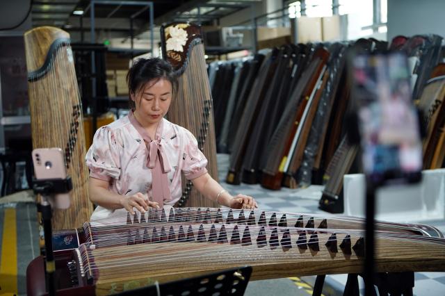 Cina: Henan, Lankao sviluppa settore strumenti musicali tradizionali (1)
