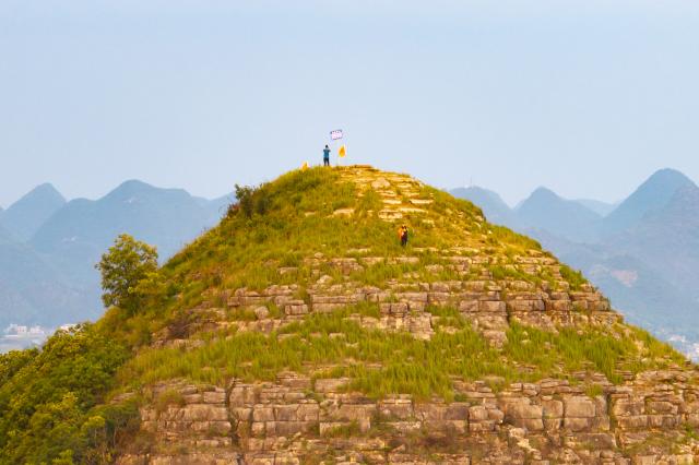 Cina: Guizhou, colline a forma di piramide ad Anlong (3)