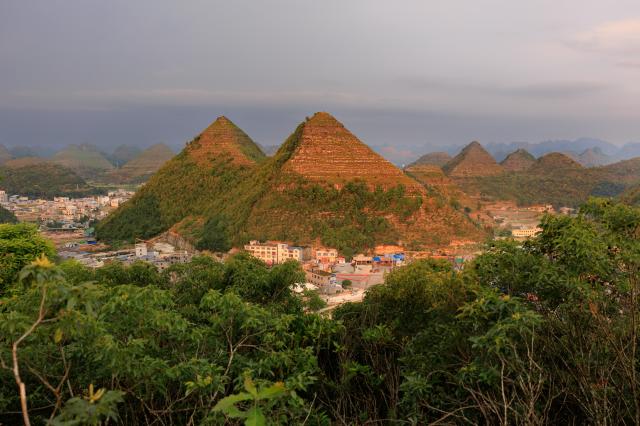 Cina: Guizhou, colline a forma di piramide ad Anlong (2)