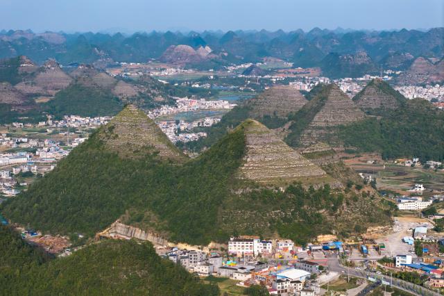 Cina: Guizhou, colline a forma di piramide ad Anlong (1)