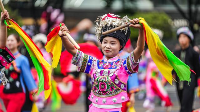 Cina: parata di gruppi etnici del Guizhou (3)