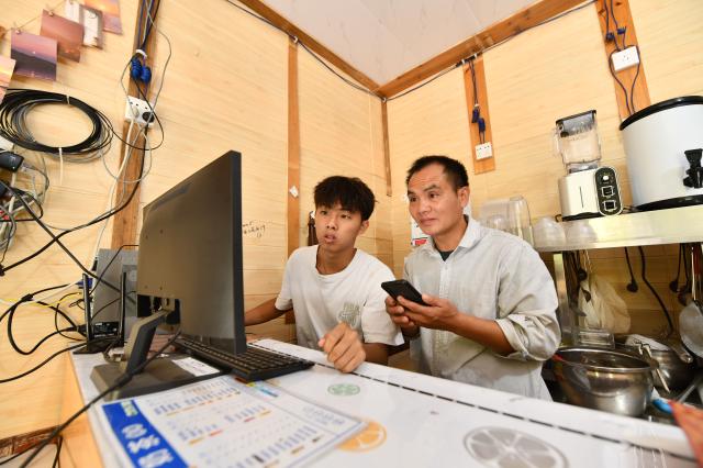 Cina: Guangxi, giovani imprenditori nel villaggio di Wuying (3)