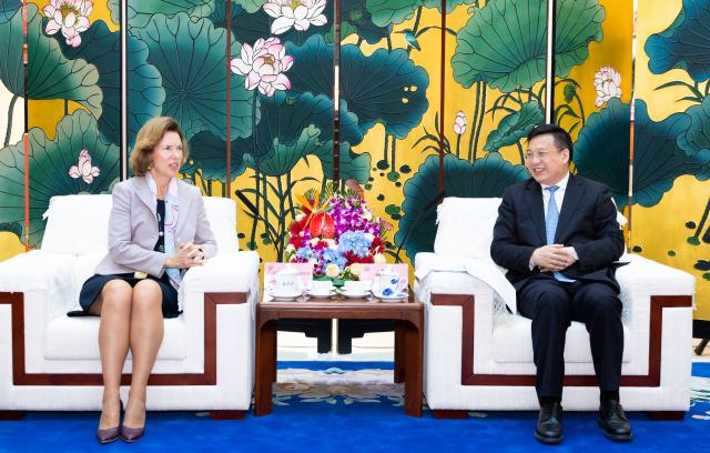 Cina: presidente di Xinhua incontra ambasciatrice britannica nel Paese 