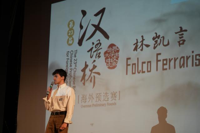 Studenti italiani sfoggiano conoscenza della lingua cinese in un concorso