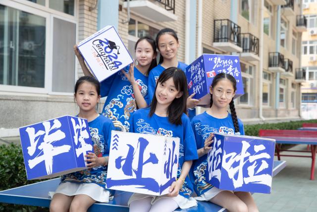 Cina: Pechino, alunni posano per foto ricordo del diploma (2)