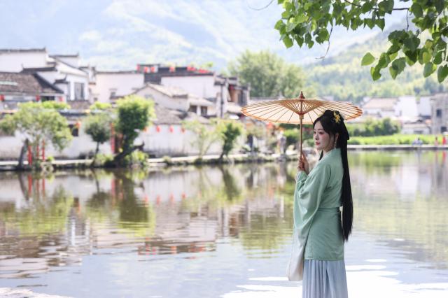 Cina: Anhui, turismo nel villaggio di Hongcun (2)