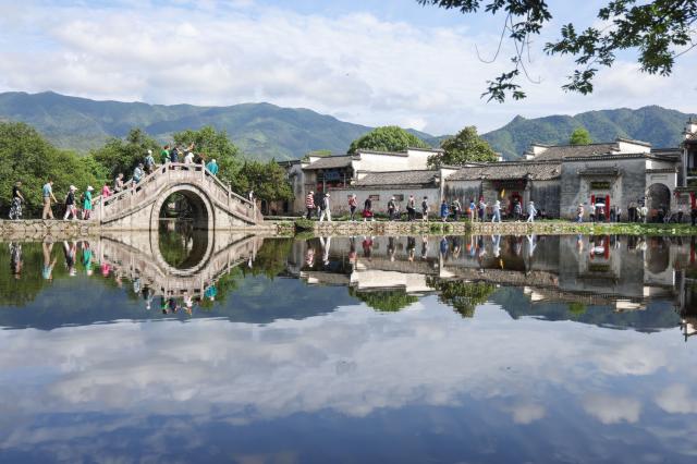 Cina: Anhui, turismo nel villaggio di Hongcun (1)