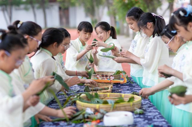 Cina: preparativi per Dragon Boat Festival (3)