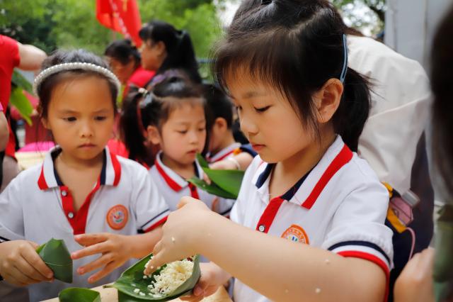 Cina: preparativi per Dragon Boat Festival (1)