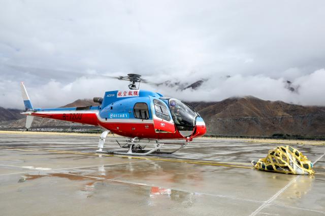 Cina: Xizang, elicottero civile effettua test di volo a Lhasa (1)