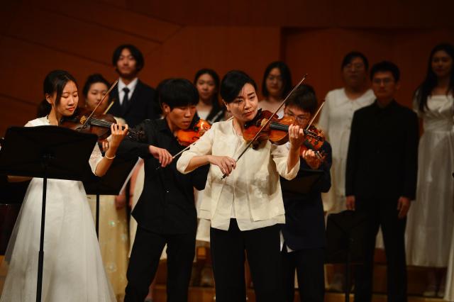 Cina: concerto di insegnanti, studenti a Qingdao per Festa delle Barche Drago