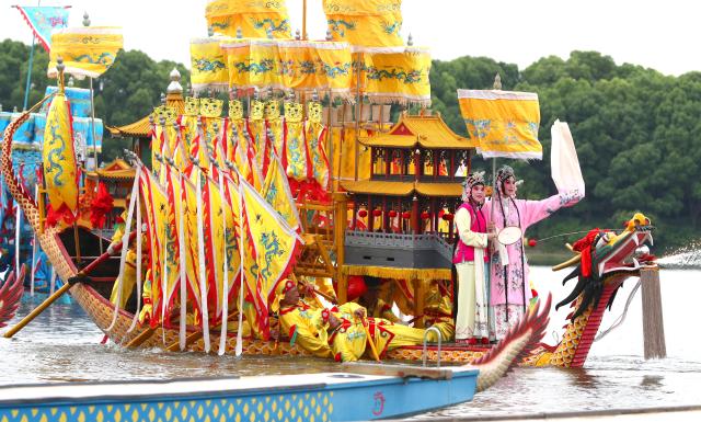 Cina: Shanghai, scopriamo usanza delle dragon boat di Luodian (1)