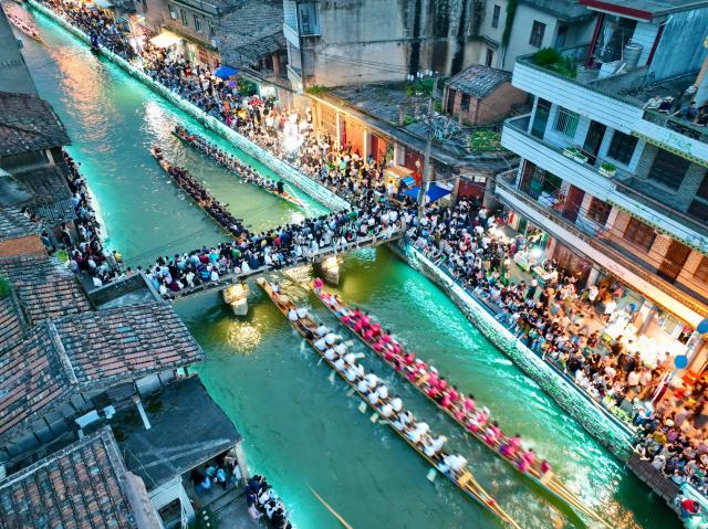 Cina: Fujian, gara notturna di dragon boat a Fuzhou (1)