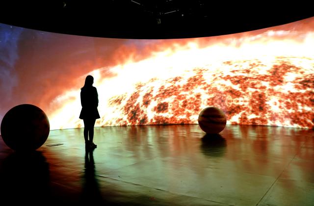 Cina: Zhang Yimou diriger&agrave; "Il problema dei tre corpi" per il cinema