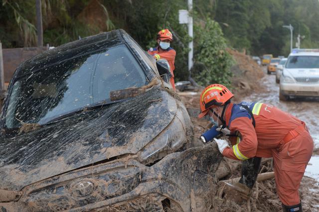 Cina: piogge causano frane e inondazioni nel Guangdong (2)