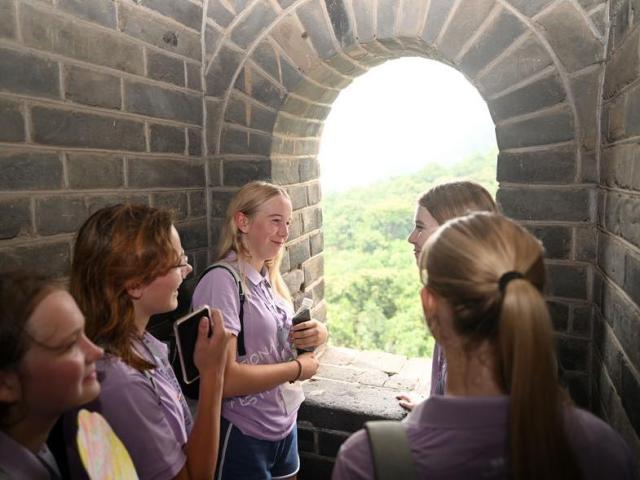 Cina: Tianjin, giovani internazionali visitano sezione Grande Muraglia
