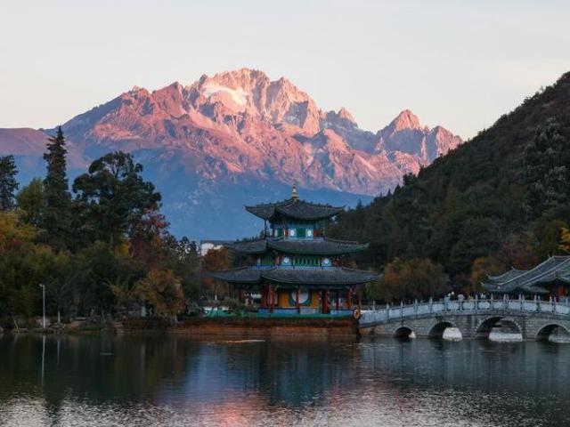 Cina: la maestosit&agrave; del monte innevato Yulong in pieno inverno