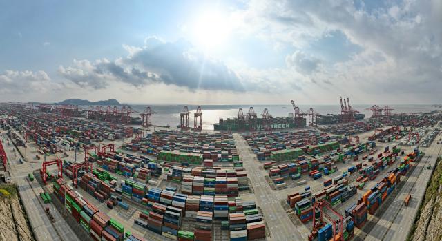 Cina: porto Shanghai registra flusso annuale container superiore a 50 mln TEU