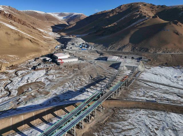 Cina: Xinjiang termina pi&ugrave; lungo tunnel di superstrada attraverso difficili monti (1)