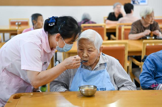 Cina: lanciato piano d'azione per affrontare demenza tra sfide per invecchiamento popolazione