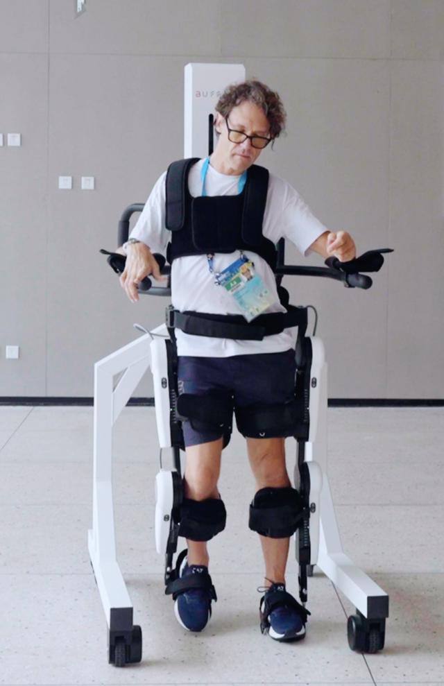 Cina: para-apneista italiano prova esoscheletro con cui "sembra di volare"