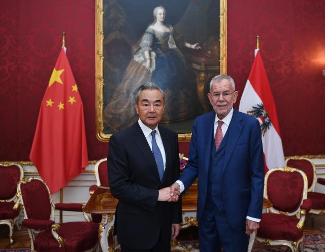 Cina-Austria: incontro tra il presidente Van der Bellen e Wang a Vienna