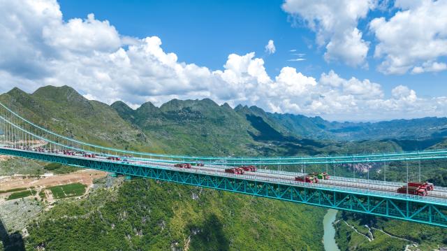 Cina: il ponte pi&ugrave; alto del mondo apre al traffico nel Guizhou