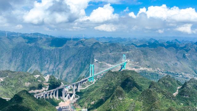 Cina: il ponte pi&ugrave; alto del mondo apre al traffico nel Guizhou