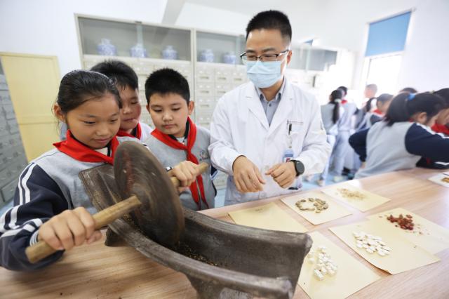 Cina, Giornata mondiale della MTC: a scuola si insegna medicina tradizionale (1)