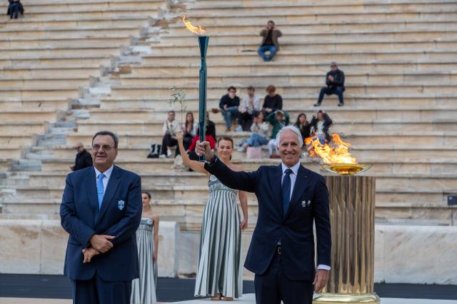 Milano-Cortina 2026: Atene, fiamma olimpica consegnata all'Italia (1)