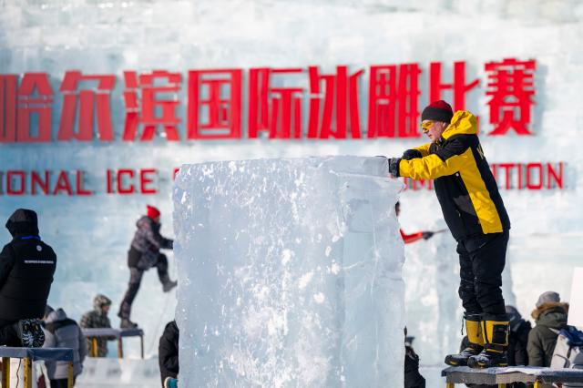 Cina: iniziata a Harbin competizione di sculture di ghiaccio (1)
